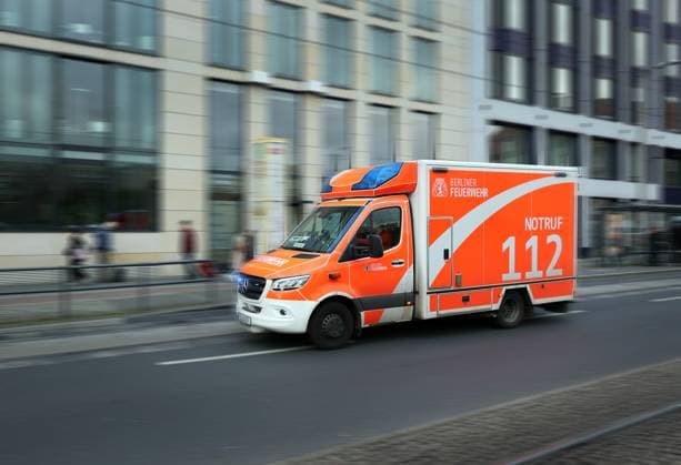 Feuerwehr und Notarzt, Symbolfotos 18.11.2023, Berlin - Deutschland. Ein Rettungswagen der Feuerwehr im Einsatz. *** 18 11 2023, Berlin Germany A fire department ambulance in action