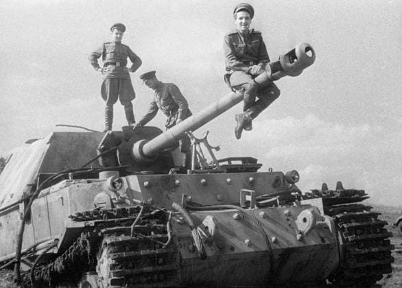 SIMONOV 65872 01.09.1943 Poet Konstantin Simonov at the first German FERDINAND heavy assault guns seized in the battles. Khalip Sputnik Russia  Copyright: xKhalipx