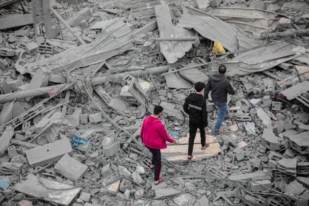 November 22, 2023: Deir Al-Balah, Gaza Strip, Palestine. 22 November 2023. Palestinians walk among the rubble in the aftermath of Israeli bombardments in a residential area of Dear Al Balah, in the central Gaza Strip - ZUMAd99_ 20231122_zap_d99_002 Copyright: xAdelxAlxHwajrex