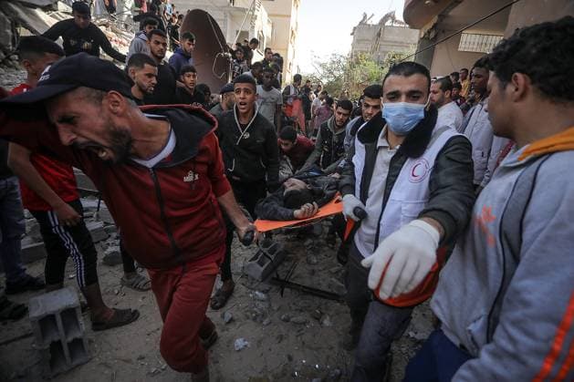 News Themen der Woche KW47 News Bilder des Tages Palestinians help the injured after an Israeli strike on residential houses in Rafah in the southern Gaza Strip on Thursday November 23, 2023. The Israeli-Hamas ceasefire deal does not start until Friday.  GAZ2023112323 IsmaelxMohamad