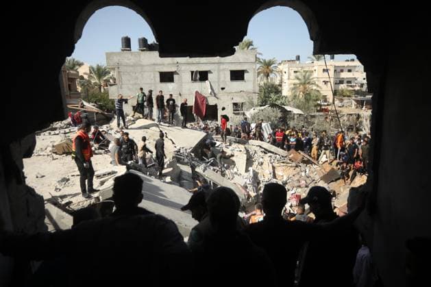 Bilder des Jahres 2023, News 11 November News Themen der Woche KW47 News Bilder des Tages Palestinians search for victims after an Israeli strike on residential houses in Rafah in the southern Gaza Strip on Thursday November 23, 2023. The Israeli-Hamas ceasefire deal does not start until Friday.  GAZ20231123311 IsmaelxMohamad