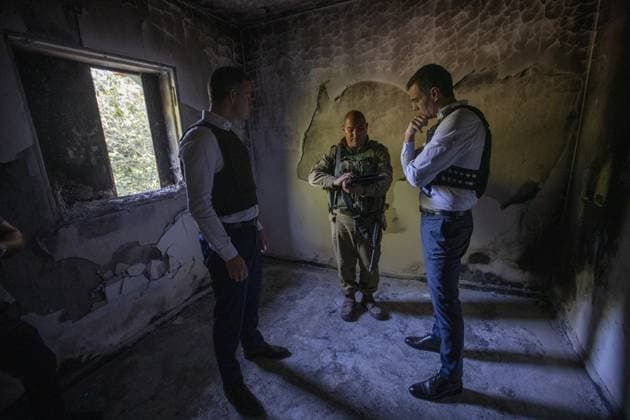 Bilder des Jahres 2023, News 11 November News Themen der Woche KW47 News Bilder des Tages Prime Minister of Spain Pedro Sanchez (L) and Prime Minister Alexander De Croo (R) pictured during a visit to the kibbutz Be eri in southern Israel, one of the sites of the Hamas-attacks of 07 October 2023, during a one-day visit of both Belgian and Spanish Prime Ministers (incoming and outgoing presidency of Europe) to Israel and Palestine, in Jerusalem, Thursday 23 November 2023. The two heads of government will hold talks in Jerusalem and Ramallah with political leaders on the war in Gaza. Site visits in Israel and Palestine should allow them to oversee the impact of the Hamas terror attack of Oct. 7 and discuss the humanitarian situation in Gaza - SPAIN OUT -  NICOLASxMAETERLINCK 80596988