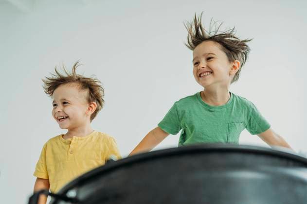 Creative Highlights Symbolbilder Happy children having fun in front of white wall model released, Symbolfoto property released, ANAF02349
