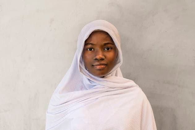 Creative Highlights Symbolbilder Young woman wearing hijab in front of wall model released, Symbolfoto, DLTSF03671
