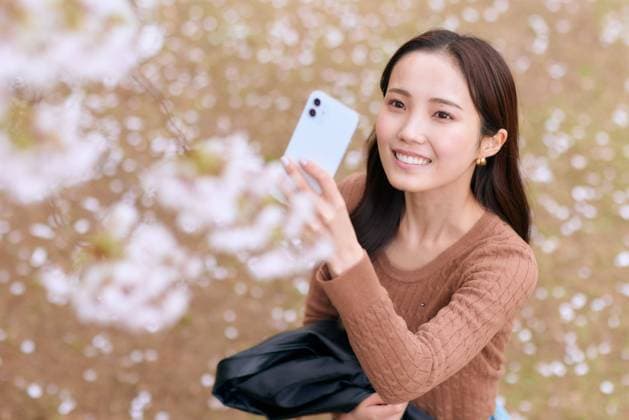 Young Japanese woman with smartphone outside AFLO222938605  , 222938605.jpg, ,model released, Symbolfoto