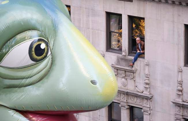 Bilder des Jahres 2023, News 11 November News Themen der Woche KW47 News Bilder des Tages A spectator gets a close up look at the Leo balloon as it passes by on Sixth Avenue during the Macy s Thanksgiving Day Parade 2023 in New York City on Thursday, November 23, 2023.  NYP20231123617 JOHNxANGELILLO