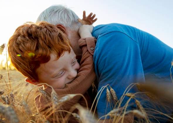 Creative Highlights Symbolbilder Smiling grandson embracing grandfather in wheat field model released, Symbolfoto, MBLF00139
