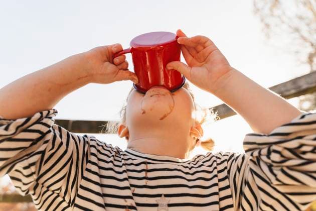 Creative Highlights Symbolbilder Girl drinking hot chocolate on sunny day model released, Symbolfoto, NDEF01342