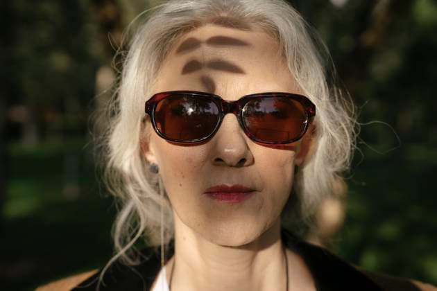 Mature woman with sunglasses at park model released, Symbolfoto, YBF00267