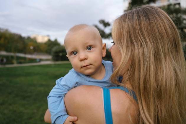 Creative Highlights Symbolbilder Loving mother with long hair carrying boy in park model released, Symbolfoto, YBF00295