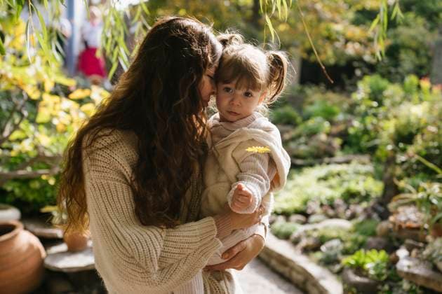 Creative Highlights Symbolbilder Loving mother carrying and embracing daughter garden model released, Symbolfoto, YBF00303