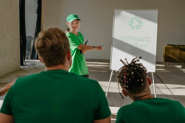 Creative Highlights Symbolbilder Smiling activist explaining on flipchart in apartment model released, Symbolfoto property released, YTF01328