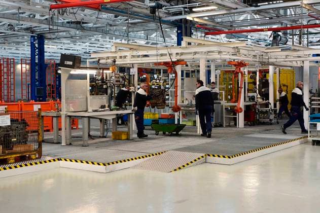Foto IPP Massimo Rana Torino 23-11-2023 Inaugurazione del primo hub di economia circolare di Stellantis dove auto e pezzi di ricambio verranno rigenerati per essere riutilizzati e rivenduti sul mercati nella foto operai al banco di lavoro Italy Photo Press - World Copyright *** Photo IPP Massimo Rana Turin 23 11 2023 Inauguration of Stellantis first circular economy hub where cars and spare parts will be remanufactured to be reused and resold in the markets in the photo workers at the workbench Italy Photo Press World Copyright 