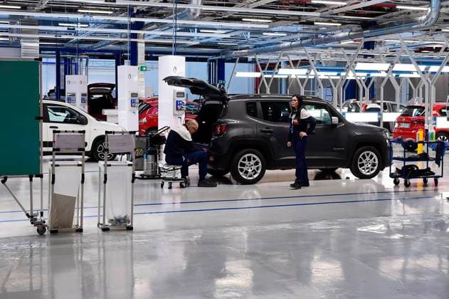 Foto IPP Massimo Rana Torino 23-11-2023 Inaugurazione del primo hub di economia circolare di Stellantis dove auto e pezzi di ricambio verranno rigenerati per essere riutilizzati e rivenduti sul mercati nella foto operai al lavoro su una jeep Italy Photo Press - World Copyright *** Photo IPP Massimo Rana Turin 23 11 2023 Inauguration of Stellantis first circular economy hub where cars and spare parts will be remanufactured to be reused and resold on the markets in the photo workers at work on a jeep Italy Photo Press World Copyright 