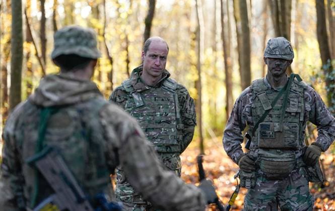 Entertainment Themen der Woche KW47 Entertainment Bilder des Tages Royal visit to 1st Battalion Mercian Regiment The Prince of Wales, Colonel-in-Chief, 1st Battalion Mercian Regiment (centre) listens to a briefing ahead of an attack exercise during a visit to the regiment, in the south west of the UK, for the first time following his appointment to the role by King Charles III., Credit:Andrew Matthews Avalon UK, Salisbury  Copyright: xAndrewxMatthewsx xAvalonx 0823818834