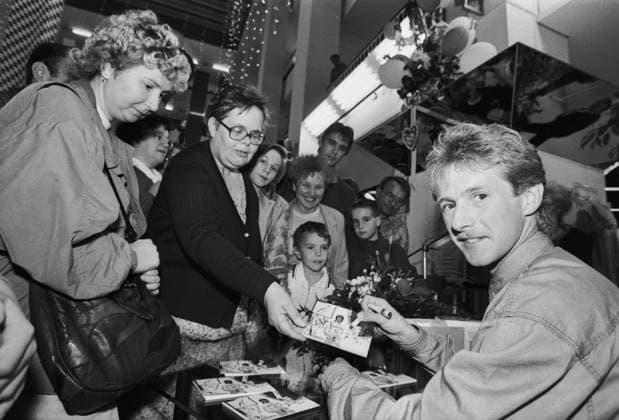 Jens Weißflog 01.10.1994, Chemnitz, Kaufhof an der Bahnhofstraße, deutschlands erfolgreichster Skispringer Jens Weißflog gibt Autogramme *** Jens Weißflog 01 10 1994, Chemnitz, Kaufhof an der Bahnhofstraße, Germanys most successful ski jumper Jens Weißflog signs autographs