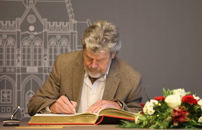 News Themen der Woche KW47 News Bilder des Tages Reinhold Messner - Erfurt 22.11.2023, Erfurt, Rathaus, Empfang und Eintrag in das goldene Buch der Stadt Erfurt von Extrembergsteiger, Abenteurer, Buchautor, Museumsgruender und ehemaliges Mitglied des Europaeischen Parlaments Reinhold Messner im Bild: Reinhold Messner traegt sich in das Goldene Buch der Stadt ein *** Reinhold Messner Erfurt 22 11 2023, Erfurt, City Hall, Reception and entry in the Golden Book of the City of Erfurt by extreme mountaineer, adventurer, author, museum founder and former member of the European Parliament Reinhold Messner in the picture Reinhold Messner signs the citys Golden Book