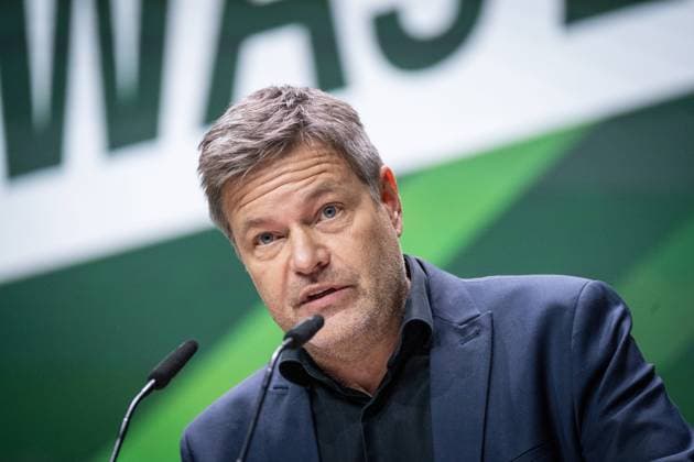 Bündnis 90 Die Grünen - 49. Ordentliche Bundesdeligiertenkonferenz 2023 in Karlsruhe - Robert Habeck, Bundeswirtschaftsminister, hält eine Rede am ersten Abend des Parteitags;Bündnis 90 Die Grünen - 49. Ordentliche Bundesdeligiertenkonferenz 2023 in Karlsruhe - Robert Habeck, Bundeswirtschaftsminister, hält eine Rede am ersten Abend des Parteitags, Karlsruhe Baden-Württemberg Deutschland dm-arena *** Bündnis 90 Die Grünen 49 Ordentliche Bundesdeligiertenkonferenz 2023 in Karlsruhe Robert Habeck, Federal Minister of Economics, gives a speech on the first evening of the party conference Bündnis 90 Die Grünen 49 Ordentliche Bundesdeligiertenkonferenz 2023 in Karlsruhe Robert Habeck, Federal Minister of Economics, gives a speech on the f