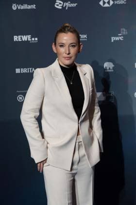 Jeannine MICHAELSEN, Moderatorin, Roter Teppich, Red Carpet Show, Ankunft, arrival, Verleihung Deutscher Nachhaltigkeitspreis in Duesseldorf am 23.11.2023.