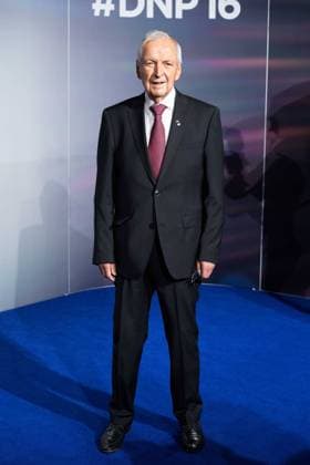 Prof. Klaus TOEPFER, Töpfer, Roter Teppich, Red Carpet Show, Ankunft, arrival, Verleihung Deutscher Nachhaltigkeitspreis in Duesseldorf am 23.11.2023. *** Prof Klaus TOEPFER, Töpfer, Red Carpet, Red Carpet Show, Arrival, German Sustainability Award Ceremony in Duesseldorf on 23 11 2023