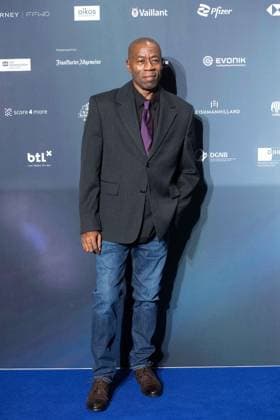 Andrew ROACHFORD, Saenger, Musiker, Roter Teppich, Red Carpet Show, Ankunft, arrival, Verleihung Deutscher Nachhaltigkeitspreis in Duesseldorf am 23.11.2023.