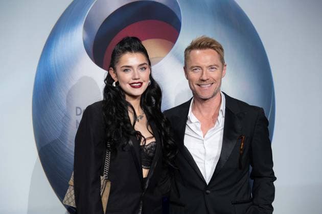 Ronan KEATING,. Saenger, Musiker, mit seiner Tochter Missy, Roter Teppich, Red Carpet Show, Ankunft, arrival, Verleihung Deutscher Nachhaltigkeitspreis in Duesseldorf am 23.11.2023.