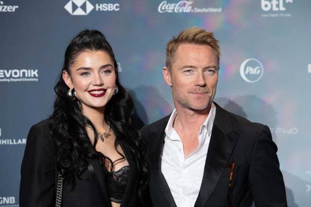 Ronan KEATING,. Saenger, Musiker, mit seiner Tochter Missy, Roter Teppich, Red Carpet Show, Ankunft, arrival, Verleihung Deutscher Nachhaltigkeitspreis in Duesseldorf am 23.11.2023.
