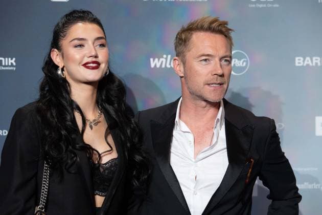 Ronan KEATING,. Saenger, Musiker, mit seiner Tochter Missy, Roter Teppich, Red Carpet Show, Ankunft, arrival, Verleihung Deutscher Nachhaltigkeitspreis in Duesseldorf am 23.11.2023.