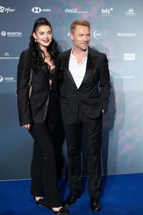 Ronan KEATING,. Saenger, Musiker, mit seiner Tochter Missy, Roter Teppich, Red Carpet Show, Ankunft, arrival, Verleihung Deutscher Nachhaltigkeitspreis in Duesseldorf am 23.11.2023.