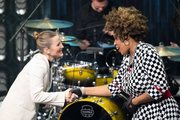 Saengerin Macy GRAY erhaelt den Deutschen Nachhaltigkeitspreis, links Moderatorin Jeannine MICHAELSEN, Verleihung Deutscher Nachhaltigkeitspreis in Duesseldorf am 23.11.2023.