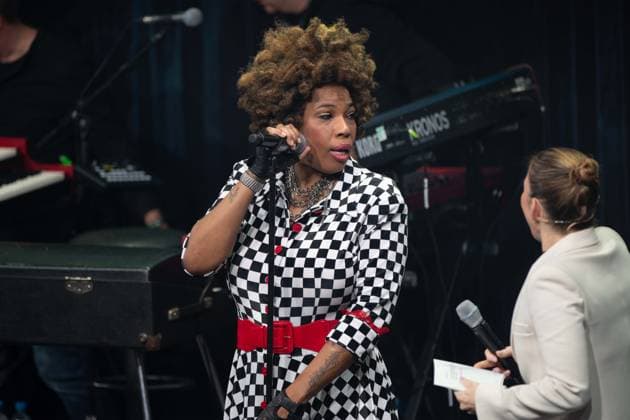 Saengerin Macy GRAY erhaelt den Deutschen Nachhaltigkeitspreis, rechts Moderatorin Jeannine MICHAELSEN, Verleihung Deutscher Nachhaltigkeitspreis in Duesseldorf am 23.11.2023.
