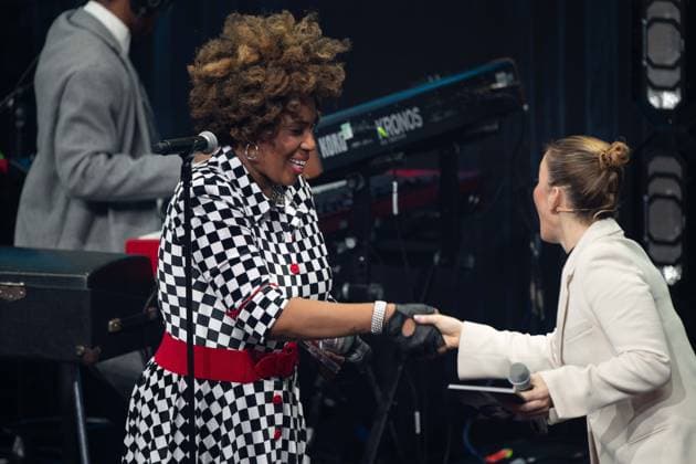 Saengerin Macy GRAY erhaelt den Deutschen Nachhaltigkeitspreis, rechts Moderatorin Jeannine MICHAELSEN, Verleihung Deutscher Nachhaltigkeitspreis in Duesseldorf am 23.11.2023.