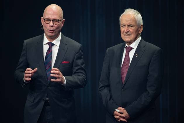 Prof. Klaus TOEPFER erhaelt den Deutschen Nachhaltigkeitspreis fuer sein Lebenswerk, links Laudator Prof. Guenther BACHMANN, Verleihung Deutscher Nachhaltigkeitspreis in Duesseldorf am 23.11.2023.