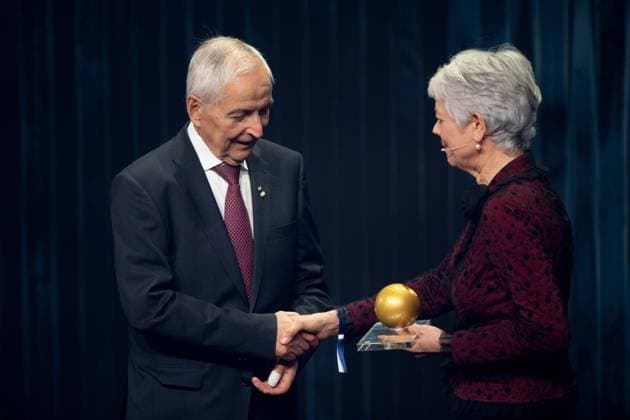 Prof. Klaus TOEPFER erhaelt den Deutschen Nachhaltigkeitspreis fuer sein Lebenswerk, ueberreicht von Cornelia QUENNETT-THIELEN, Verleihung Deutscher Nachhaltigkeitspreis in Duesseldorf am 23.11.2023.