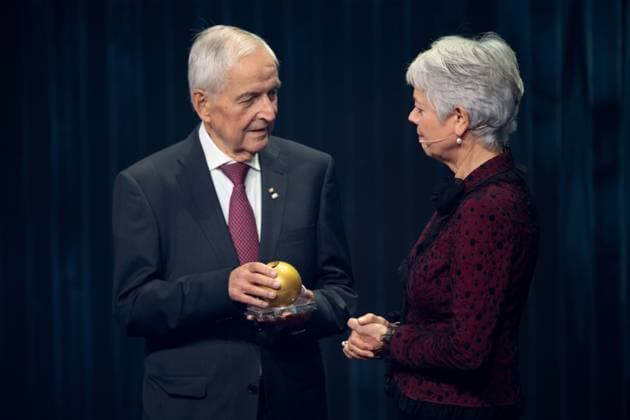 Prof. Klaus TOEPFER erhaelt den Deutschen Nachhaltigkeitspreis fuer sein Lebenswerk, ueberreicht von Cornelia QUENNETT-THIELEN, Verleihung Deutscher Nachhaltigkeitspreis in Duesseldorf am 23.11.2023.