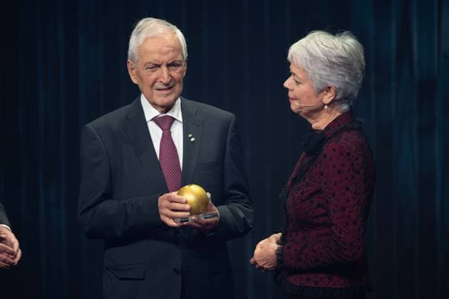 Prof. Klaus TOEPFER erhaelt den Deutschen Nachhaltigkeitspreis fuer sein Lebenswerk, ueberreicht von Cornelia QUENNETT-THIELEN, Verleihung Deutscher Nachhaltigkeitspreis in Duesseldorf am 23.11.2023.
