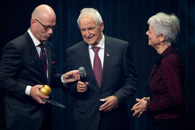 Prof. Klaus TOEPFER erhaelt den Deutschen Nachhaltigkeitspreis fuer sein Lebenswerk, ueberreicht von Cornelia QUENNETT-THIELEN, links Laudator Prof. Guenther BACHMANN, Verleihung Deutscher Nachhaltigkeitspreis in Duesseldorf am 23.11.2023.
