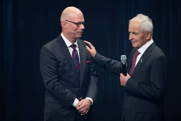 Prof. Klaus TOEPFER erhaelt den Deutschen Nachhaltigkeitspreis fuer sein Lebenswerk, links Laudator Prof. Guenther BACHMANN, Verleihung Deutscher Nachhaltigkeitspreis in Duesseldorf am 23.11.2023.
