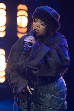 Zoe WEES, Musikerin, Saengerin, singend, Gesang, Konzert, Verleihung Deutscher Nachhaltigkeitspreis in Duesseldorf am 23.11.2023.