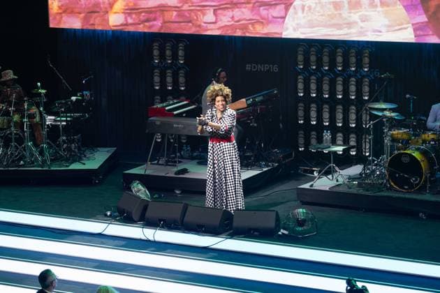 Saengerin Macy GRAY singend, Gesang, Konzert, Verleihung Deutscher Nachhaltigkeitspreis in Duesseldorf am 23.11.2023.