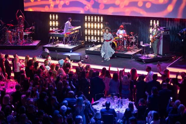 Saengerin Macy GRAY singend, Gesang, Konzert, Verleihung Deutscher Nachhaltigkeitspreis in Duesseldorf am 23.11.2023.
