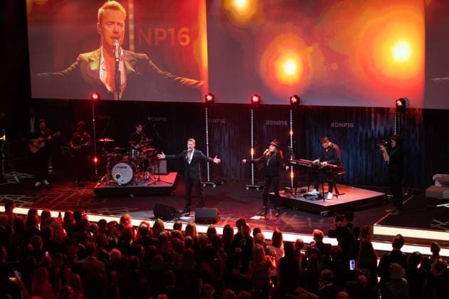 Ronan KEATING, Saenger, Musiker, erhelt den Deutschen Nachhaltigkeitspreis, singend, Gesang, Konzert, Verleihung Deutscher Nachhaltigkeitspreis in Duesseldorf am 23.11.2023.