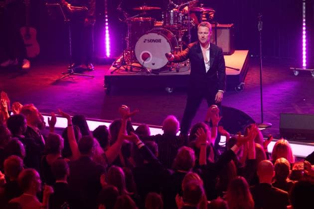 Ronan KEATING, Saenger, Musiker, erhelt den Deutschen Nachhaltigkeitspreis, singend, Gesang, Konzert, Verleihung Deutscher Nachhaltigkeitspreis in Duesseldorf am 23.11.2023.