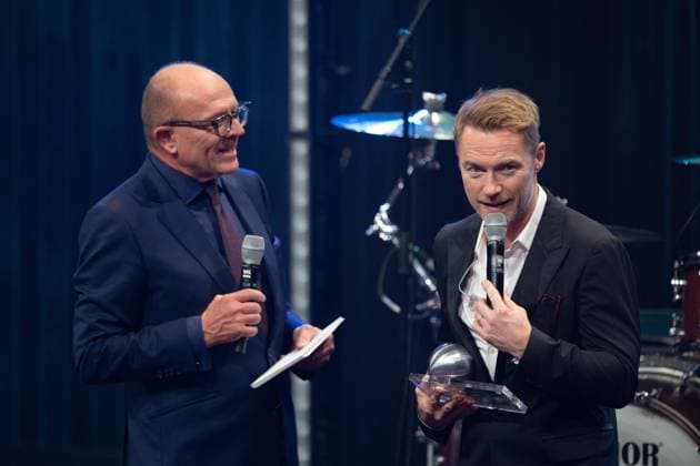 Ronan KEATING, Saenger, Musiker, erhaelt den Deutschen Nachhaltigkeitspreis, Stefan SCHULZE-HAUSMANN, Vorstandsvorsitzender Stiftung Deutscher Nachhaltigkeitspreis , links, Verleihung Deutscher Nachhaltigkeitspreis in Duesseldorf am 23.11.2023.