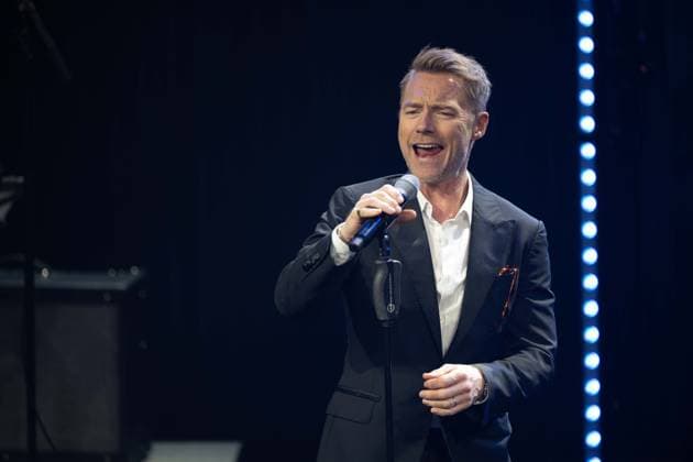 Ronan KEATING, Saenger, Musiker, erhelt den Deutschen Nachhaltigkeitspreis, singend, Gesang, Konzert, Verleihung Deutscher Nachhaltigkeitspreis in Duesseldorf am 23.11.2023.