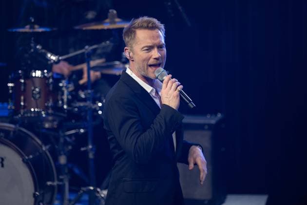Ronan KEATING, Saenger, Musiker, erhelt den Deutschen Nachhaltigkeitspreis, singend, Gesang, Konzert, Verleihung Deutscher Nachhaltigkeitspreis in Duesseldorf am 23.11.2023.