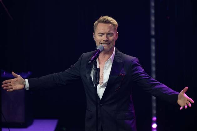 Ronan KEATING, Saenger, Musiker, erhelt den Deutschen Nachhaltigkeitspreis, singend, Gesang, Konzert, Verleihung Deutscher Nachhaltigkeitspreis in Duesseldorf am 23.11.2023.