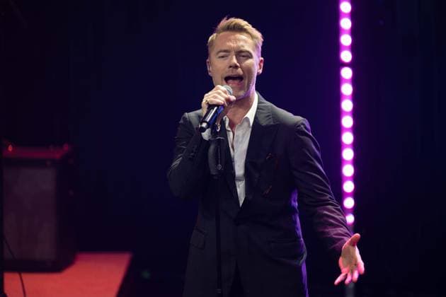 Ronan KEATING, Saenger, Musiker, erhelt den Deutschen Nachhaltigkeitspreis, singend, Gesang, Konzert, Verleihung Deutscher Nachhaltigkeitspreis in Duesseldorf am 23.11.2023.