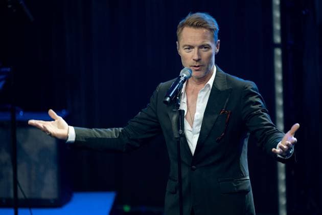 Ronan KEATING, Saenger, Musiker, erhelt den Deutschen Nachhaltigkeitspreis, singend, Gesang, Konzert, Verleihung Deutscher Nachhaltigkeitspreis in Duesseldorf am 23.11.2023.