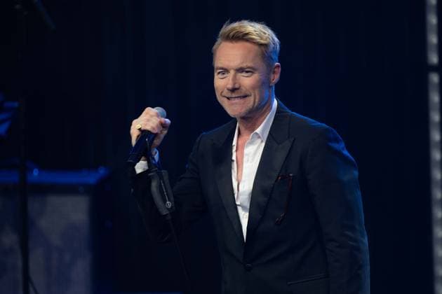 Ronan KEATING, Saenger, Musiker, erhelt den Deutschen Nachhaltigkeitspreis, singend, Gesang, Konzert, Verleihung Deutscher Nachhaltigkeitspreis in Duesseldorf am 23.11.2023.